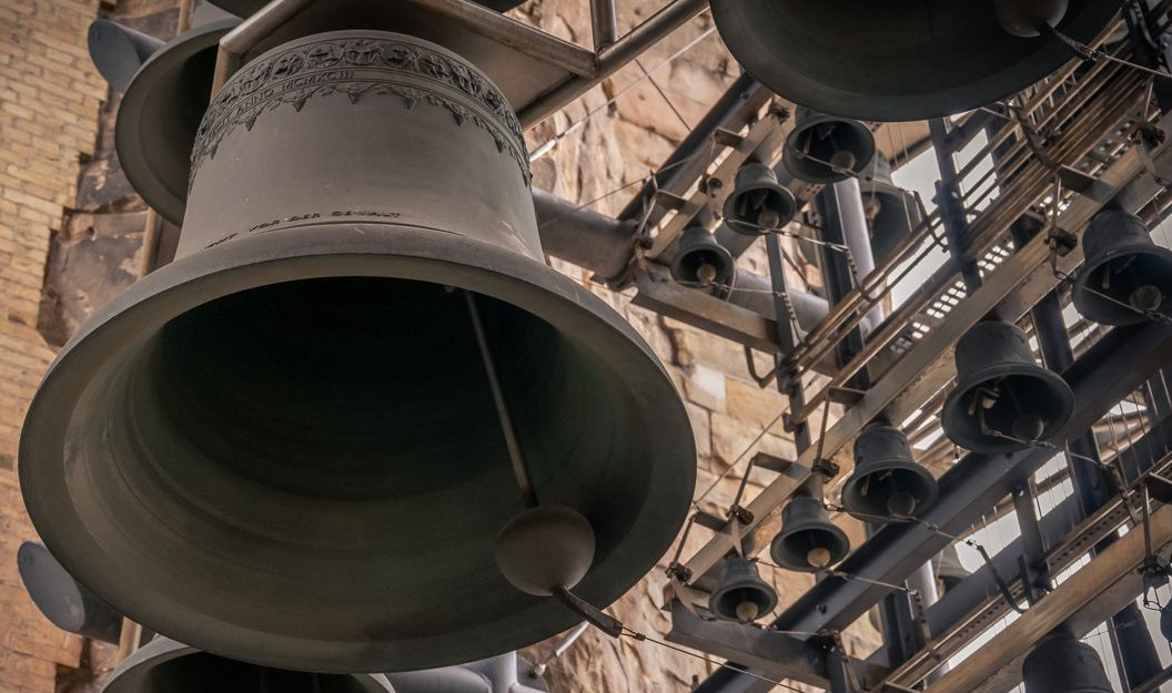 Nahaufnahme eines Glockenspiels am Mahnmal St. Nikolai mit mehreren großen und kleinen Glocken.