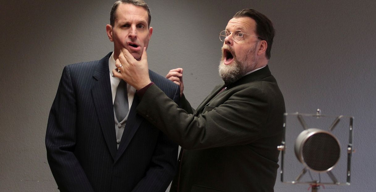 Ein ungleiches Paar: König George VI. (Martin J. Mills, l.) hasst nichts mehr, als öffentlich zu sprechen; Sprachtherapeut Lionel Logue (Harald Djürken, r.) wendet ungewöhnliche Methoden an, um dem Monarchen zu helfen.