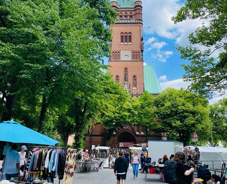 101. Turmweg-Flohmarkt bei der St. Johannis Kirche in Hamburg Harvestehude