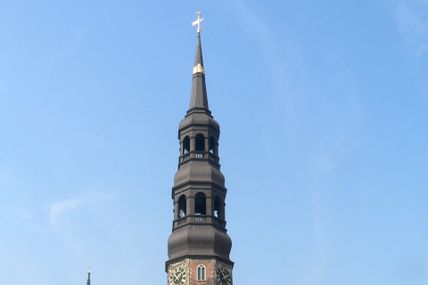 Kirchturm der Hauptkirche St. Katharinen
