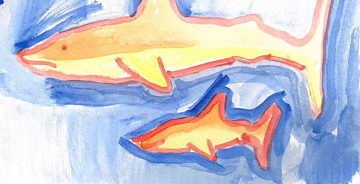 Auf dem Bild sind ein großer und ein kleiner Hai im blauen Meer zu sehen.