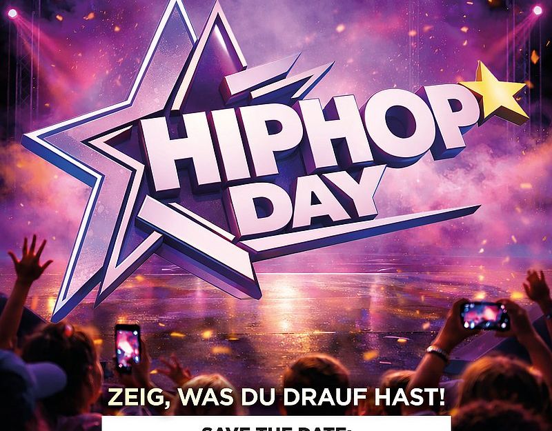 Buntes Eventplakat der HipHop Academy Hamburg für den „HipHop Day“. Auf einer beleuchteten Bühne vor Publikum steht groß der Schriftzug „HipHop Day“ in Sternform. Rechts werden die Bereiche Rap, Gesang, Beatboxing, Breakdance, Newstyle, Producing und Live DJ genannt. Darunter steht der Slogan „Zeig, was du drauf hast!“. Die Veranstaltungstermine sind: Donnerstag, 26. März 2026, Donnerstag, 25. Juni 2026 und Donnerstag, 12. November 2026. Weitere Informationen unter hiphopacademy-hamburg.de. Logos der Stadt Hamburg, der Hubertus Wald Stiftung und der Stiftung Kultur Palast sind am unteren Rand.