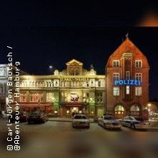 Nachtaufnahme von Gebäuden auf St. Pauli, Hamburg, mit einem Polizeigebäude und beleuchteten Fassaden.