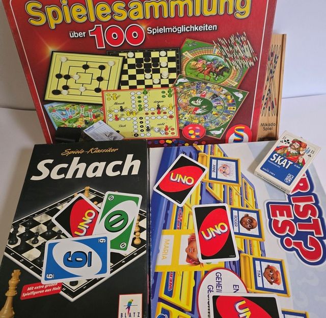 Verschiedene Gesellschaftsspiele wie Schach, UNO, und eine Spielesammlung auf einem Tisch.
