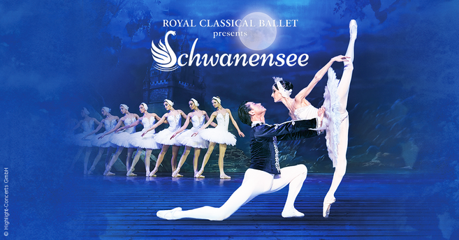Balletttänzer in weißen Kostümen auf einer Bühne, mit einem Schloss im Hintergrund.