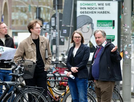 Ein Guide führt eine Gruppe in Hamburg
