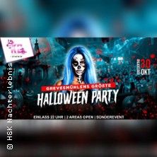 Werbung für Grevesmühlens größte Halloween Party mit gruselig geschminkter Person und Partyatmosphäre im Hintergrund.
