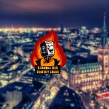 Logo einer Comedy-Show vor einer verschwommenen Skyline bei Nacht.