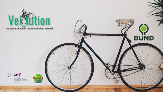 Das Bild zeigt ein minimalistisches Design, in dem ein schwarzes Fahrrad an einer weißen Wand steht, der Boden ist aus Holz. Links oben ist das Logo der Veranstaltung "Velution" mit dem Slogan "Das Event für einen radfreundlichen Wandel". Rechts neben dem fahrrad ist das Logo des BUND (Bund für Umwelt und Naturschutz Deutschland) zu sehen. Unten links befinden sich die Logos der Bingo! Umweltlotterie und des Ministeriums für Wirtschaft, Verkehr, Arbeit, Technologie und Tourismus Schleswig-Holstein.