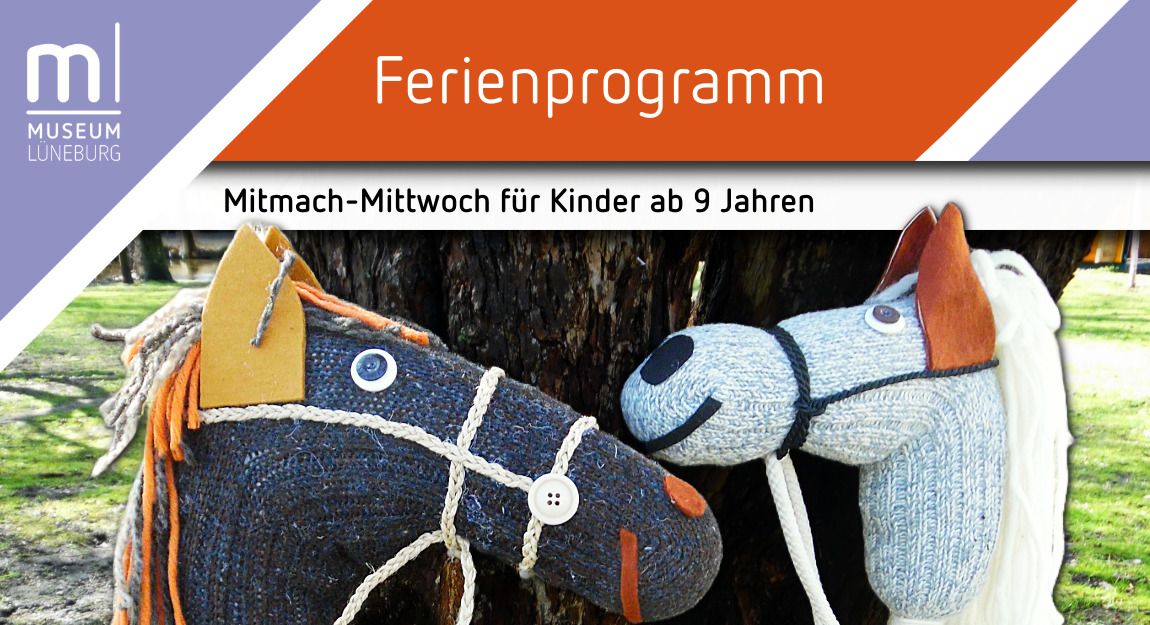 Zwei selbstgebastelte Steckenpferde lehnen an einem Baumstamm.