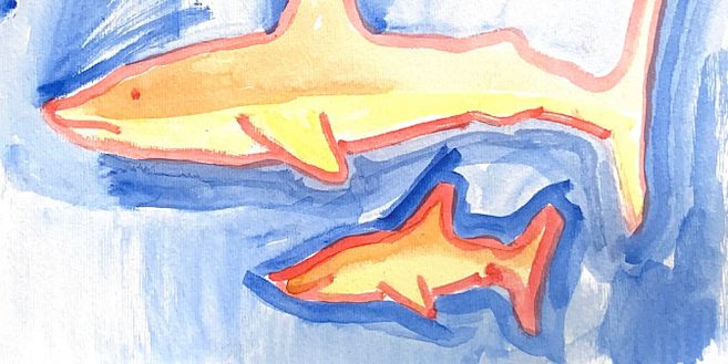 Auf dem Bild sind ein großer und ein kleiner Hai im blauen Meer zu sehen.