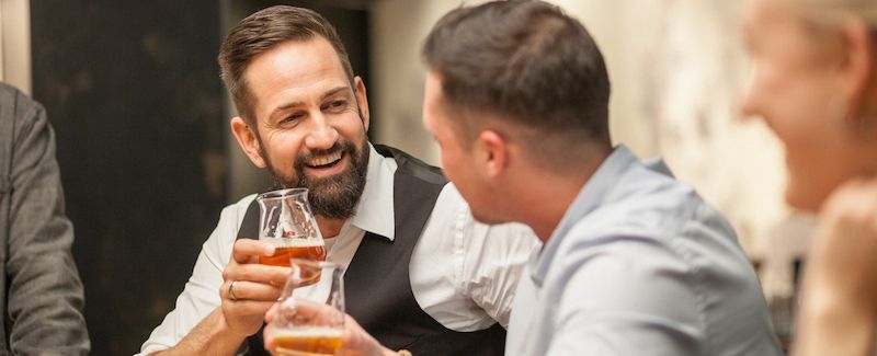 Menschen genießen Bier bei einem Seminar.