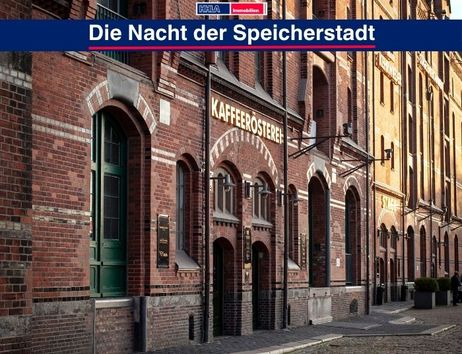Backsteinfassade der Kaffeerösterei in der Speicherstadt mit dem Schriftzug 'Die Nacht der Speicherstadt'.