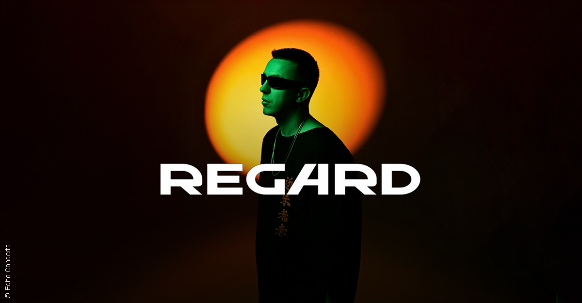 Ein Mann mit Sonnenbrille steht vor einem orangefarbenen Lichtkreis. Der Schriftzug 'REGARD' ist über das Bild gelegt.