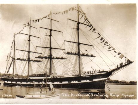 Historisches Foto des Segelschiffs Arethusa mit vollen Segeln und Besatzung an Bord.