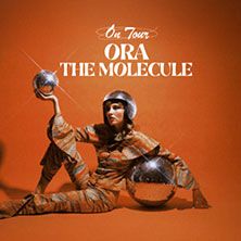 Ora The Molecule, © links im Bild
