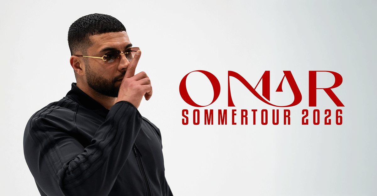 Ein Mann mit Sonnenbrille und schwarzer Jacke vor einem weißen Hintergrund. Daneben steht in roter Schrift: Omar Sommertour 2026.