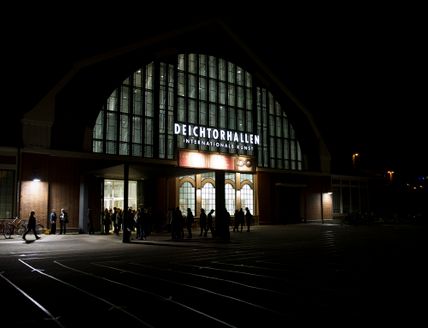 Außenansicht der Deichtorhallen bei Dunkelheit