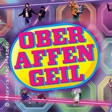 Buntes Poster mit dem Schriftzug 'Oberaffengeil' und tanzenden Figuren im Hintergrund.