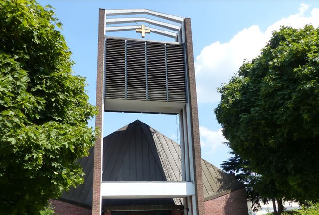 Außenansicht der evangelisch-lutherischen Kirche in Sasel mit modernem Glockenturm und Kreuz.