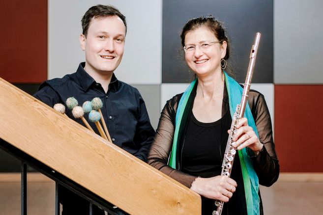 Ensemblemitglieder Deutsche Kammerphilharmonie Bremen mit Instrumenten 