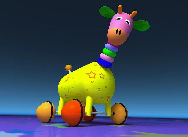 Buntes Spielzeug in Form einer Giraffe auf Rädern.