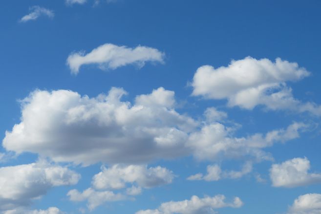 Blauer Himmel mit weißen Wolken.