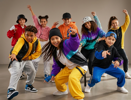 7 Kinder in bunter Sportkleidung bei Tanzbewegungen