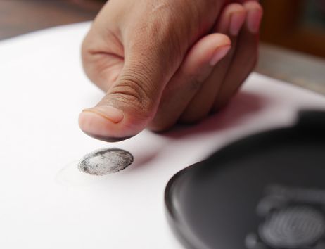 Fingerabdruck mit Daumen