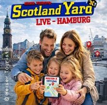 Eine Familie mit zwei Kindern hält ein Tablet mit der Aufschrift 'Mister X Ortung' vor dem Hamburger Hafen.