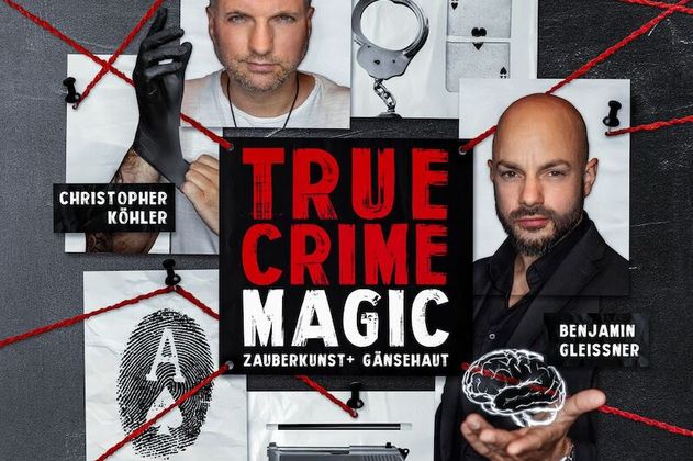 Poster für die Show 'True Crime Magic' mit Bildern von zwei Männern, Handschellen, Spielkarten, Fingerabdruck und Pistole.