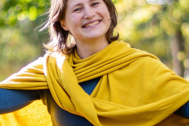 Birgit Schibilla Portrait im Grünen voller Dynamik