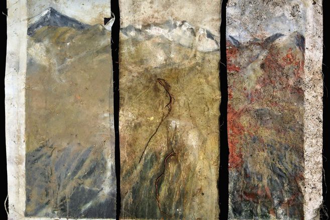 Drei verwitterte Leinwände mit abstrakten Landschaftsmotiven in Erdtönen.