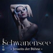 Ballerina in dramatischer Pose mit dem Titel 'Schwanensee - Jenseits der Bühne'.