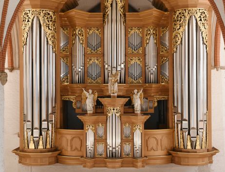 Detailansicht einer Arp-Schnitger-Orgel mit goldenen Verzierungen und Pfeifen.