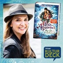 Eine lächelnde Frau mit Hut neben einem Buchcover von 'Alea Aquarius'.