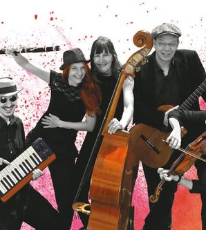 Eine fröhliche Musikgruppe mit verschiedenen Instrumenten vor einem bunten Hintergrund.