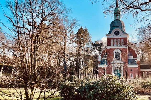 Lutherkirche im Frühjahr mit Bäumen im Vordergrund.