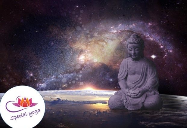 Buddha-Statue schwebt über der Erde mit Galaxie im Hintergrund.