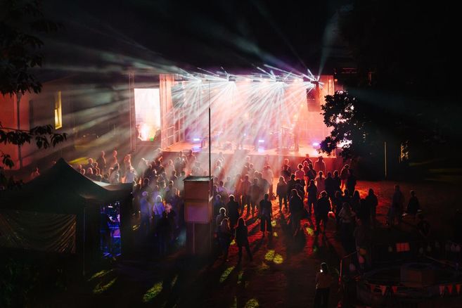 Bühne mit Lichtshow und Menschen
