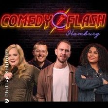 Vier Comedians vor einem Comedyflash-Logo auf einer Backsteinwand.