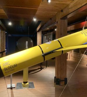 Unterwassersonde, die wie ein Flugzeug aufgebaut ist. Schwarze Kapsel im Pilotenteil, der gelbe Körper länglich, mit Flügeln bzw. Trag- oder Schwimmflächen an der Seite. Ein Steuerruder am Ende.
