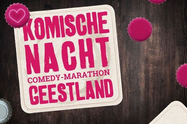 Bierdeckel mit Aufschrift 'Komische Nacht Comedy-Marathon Geestland' auf Holztisch mit Flaschendeckeln.