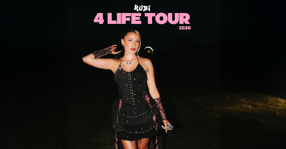 Frau in schwarzem Kleid mit Mikrofon, Text 'RUBI 4 LIFE TOUR 2026' oben im Bild.