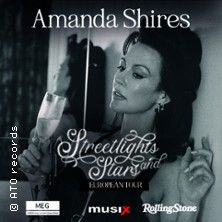 Schwarz-weißes Bild von Amanda Shires mit einem Champagnerglas, Werbung für ihre 'Streetlights and Stars European Tour'.