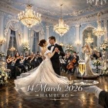 Ein elegantes Paar tanzt in einem prunkvollen Ballsaal, umgeben von einem Orchester. Im Hintergrund sind Kronleuchter und Blumenarrangements zu sehen.