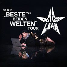 Ein Mann liegt auf dem Boden vor einem Laptop, umgeben von Text: 'DIE 2K26 BESTE VON BEIDEN WELTEN TOUR' und einem Stern mit dem Schriftzug 'Ritter Lean'.