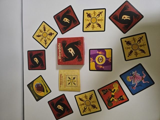 Karten des Spiels 'Werwölfe' auf einem Tisch verteilt.