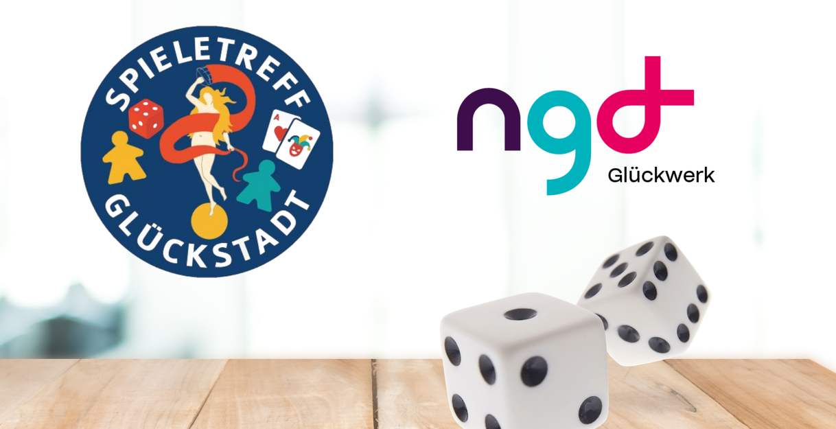 Logo des Spieletreffs Glückstadt und zwei Würfel auf einem Holztisch.
