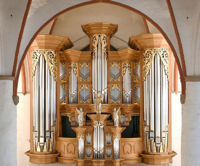 Eine prächtige Orgel mit goldenen Verzierungen und Pfeifen in einer Kirche.